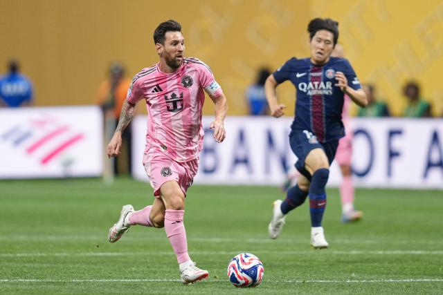 (250630) -- ATLANTA, June 30, 2025 (Xinhua) -- Lionel Messi (L) of Inter Miami CF competes during the round of 16 match between Paris Saint-Germain (FRA) and Inter Miami CF (USA) at the FIFA Club World Cup 2025 at the Mercedes-Benz Stadium, Atlanta, Georgia, the United States, June 29, 2025. (Xinhua/Huang Zongzhi)