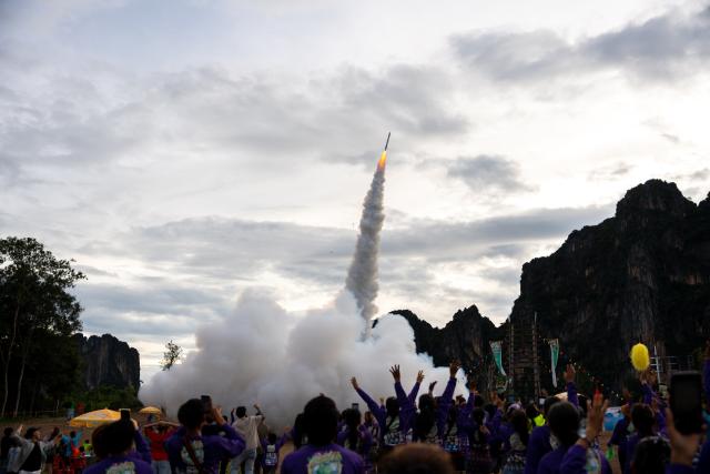 (250630) -- VIENTIANE, June 30, 2025 (Xinhua) -- People participate in the Rocket Festival in Vientiane Province, Laos, June 28, 2025. As the rainy season begins, people across Laos celebrate the annual Rocket Festival with cheers and rockets soaring into the sky -- a joyful gathering of friends and families embracing the green season and hoping for a rich harvest.
TO GO WITH "Feature: Lao Rocket Festival fills sky with joy" (Photo by Kaikeo Saiyasane/Xinhua)