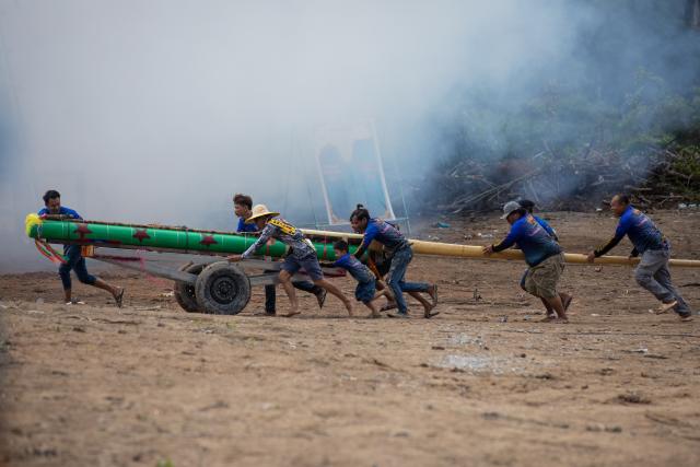 (250630) -- VIENTIANE, June 30, 2025 (Xinhua) -- People participate in the Rocket Festival in Vientiane Province, Laos, June 29, 2025. As the rainy season begins, people across Laos celebrate the annual Rocket Festival with cheers and rockets soaring into the sky -- a joyful gathering of friends and families embracing the green season and hoping for a rich harvest.
TO GO WITH "Feature: Lao Rocket Festival fills sky with joy" (Photo by Kaikeo Saiyasane/Xinhua)