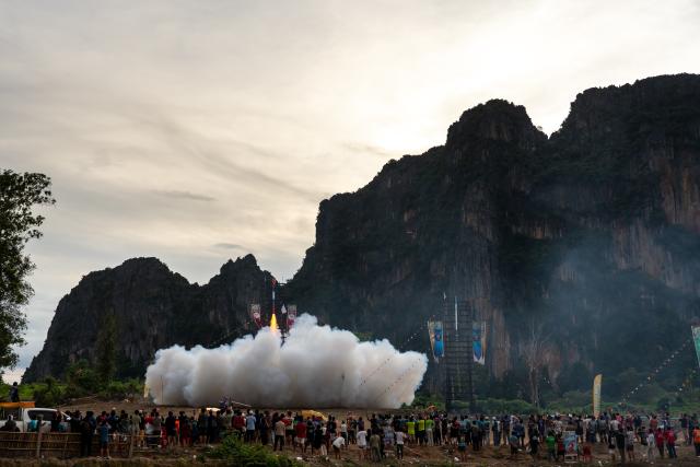 (250630) -- VIENTIANE, June 30, 2025 (Xinhua) -- People participate in the Rocket Festival in Vientiane Province, Laos, June 29, 2025. As the rainy season begins, people across Laos celebrate the annual Rocket Festival with cheers and rockets soaring into the sky -- a joyful gathering of friends and families embracing the green season and hoping for a rich harvest.
TO GO WITH "Feature: Lao Rocket Festival fills sky with joy" (Photo by Kaikeo Saiyasane/Xinhua)