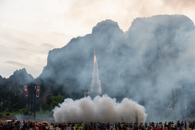 (250630) -- VIENTIANE, June 30, 2025 (Xinhua) -- People participate in the Rocket Festival in Vientiane Province, Laos, June 29, 2025. As the rainy season begins, people across Laos celebrate the annual Rocket Festival with cheers and rockets soaring into the sky -- a joyful gathering of friends and families embracing the green season and hoping for a rich harvest.
TO GO WITH "Feature: Lao Rocket Festival fills sky with joy" (Photo by Kaikeo Saiyasane/Xinhua)