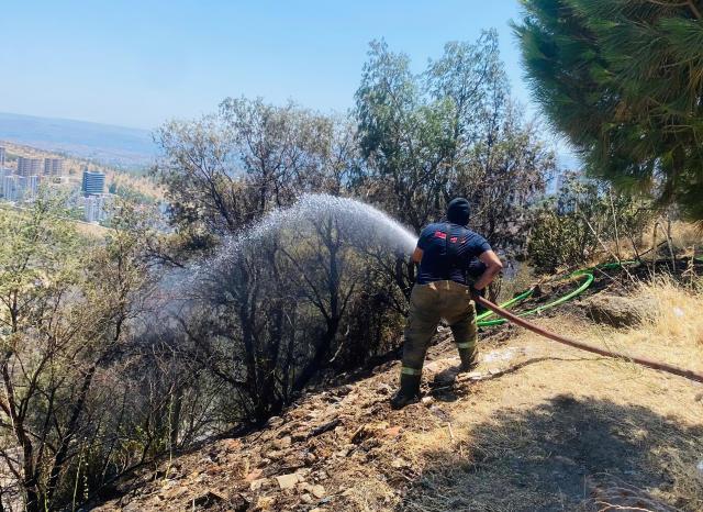 (250630) -- IZMIR (TÜRKIYE), June 30, 2025 (Xinhua) -- A firefighter puts out a fire in the Seferihisar district of Izmir, Türkiye, on June 30, 2025. Türkiye has evacuated more than 50,000 people from regions affected by forest fires across the country, with the western province of Izmir accounting for the majority of evacuations, the country's disaster agency said on Monday. (Mustafa Kaya/Handout via Xinhua)