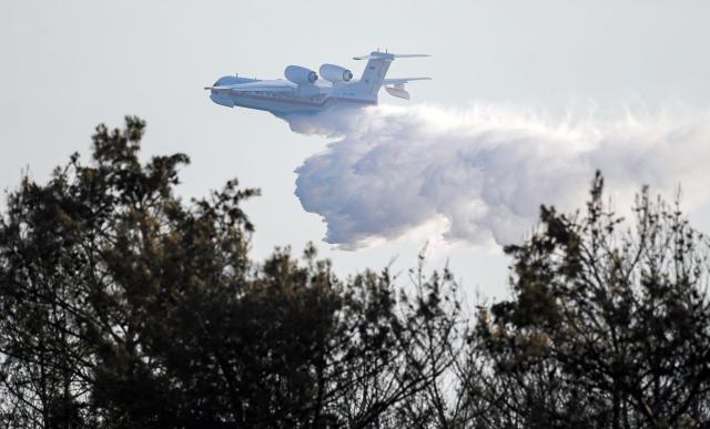 (250630) -- IZMIR (TÜRKIYE), June 30, 2025 (Xinhua) -- An aircraft puts out a fire in the Seferihisar district of Izmir, Türkiye, on June 30, 2025. Türkiye has evacuated more than 50,000 people from regions affected by forest fires across the country, with the western province of Izmir accounting for the majority of evacuations, the country's disaster agency said on Monday. (Mustafa Kaya/Handout via Xinhua)