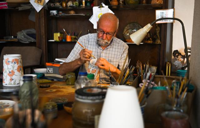 (250630) -- IZNIK (TÜRKIYE), June 30, 2025 (Xinhua) -- Master artisan Adil Can Guven works at his studio in Iznik, Türkiye, on June 26, 2025. In the historic town of Iznik in northwestern Türkiye, renowned for its centuries-old ceramic tradition, master artisan Adil Can Guven is devoted to preserving and revitalizing this ancient craft. (Xinhua/Liu Lei) TO GO WITH Interview: Turkish master highlights enduring porcelain bond between Iznik, China
