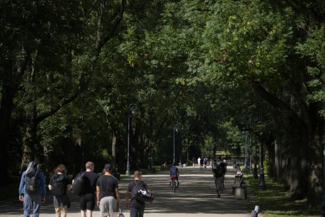 (250701) -- WARSAW, July 1, 2025 (Xinhua) -- People stroll through Skaryszewski Park in Warsaw, Poland, on June 30, 2025. (Photo by Jaap Arriens/Xinhua)