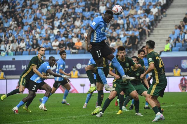 (250701) -- BEIJING, July 1, 2025 (Xinhua) -- Cephas Malele (Top) of Dalian Yingbo vies for the head ball during the 16th round match between Dalian Yingbo and Zhejiang Greentown FC at the 2025 season Chinese Football Super League (CSL) in Dalian, northeast China's Liaoning Province, June 30, 2025. (Xinhua/Pan Yulong)