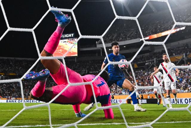 (250701) -- ORLANDO, July 1, 2025 (Xinhua) -- Marcos Leonardo (2nd L) of Al Hilal scores during the round of 16 match between Manchester City of England and Al Hilal of Saudi Arabia at the FIFA Club World Cup 2025 at the Camping World Stadium, Orlando, Florida, the United States, June 30, 2025. (Xinhua/Xu Chang)