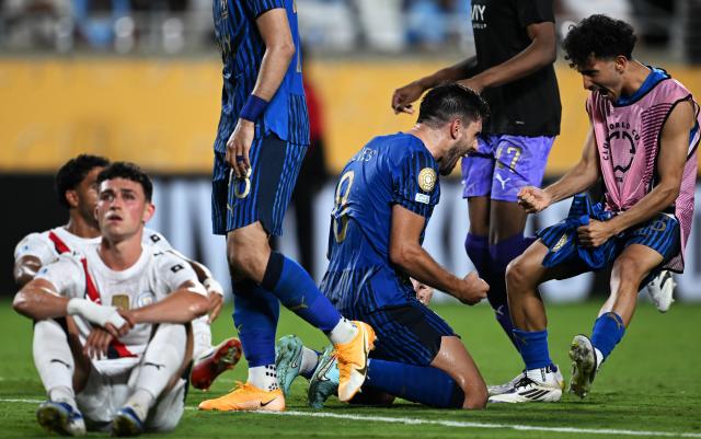 (250701) -- ORLANDO, July 1, 2025 (Xinhua) -- Players of Al Hilal celebrate after winning the round of 16 match between Manchester City of England and Al Hilal of Saudi Arabia at the FIFA Club World Cup 2025 at the Camping World Stadium, Orlando, Florida, the United States, June 30, 2025. (Xinhua/Wu Xiaoling)