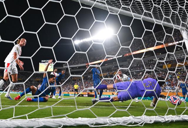 (250701) -- ORLANDO, July 1, 2025 (Xinhua) -- Bernardo Silva (3rd R) of Manchester City shoots to score during the round of 16 match between Manchester City of England and Al Hilal of Saudi Arabia at the FIFA Club World Cup 2025 at the Camping World Stadium, Orlando, Florida, the United States, June 30, 2025. (Xinhua/Xu Chang)