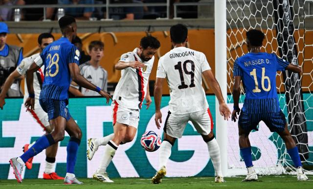(250701) -- ORLANDO, July 1, 2025 (Xinhua) -- Bernardo Silva (C) of Manchester City shoots to score during the round of 16 match between Manchester City of England and Al Hilal of Saudi Arabia at the FIFA Club World Cup 2025 at the Camping World Stadium, Orlando, Florida, the United States, June 30, 2025. (Xinhua/Wu Xiaoling)