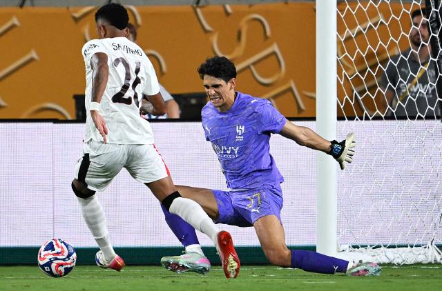 (250701) -- ORLANDO, July 1, 2025 (Xinhua) -- Savinho (L) of Manchester City competes during the round of 16 match between Manchester City of England and Al Hilal of Saudi Arabia at the FIFA Club World Cup 2025 at the Camping World Stadium, Orlando, Florida, the United States, June 30, 2025. (Xinhua/Wu Xiaoling)