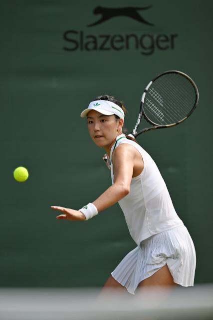 (250702) -- LONDON, July 2, 2025 (Xinhua) -- Wang Xinyu hits a return during the women's singles first round match between Wang Xinyu of China and Karolina Muchova of the Czech Republic at the Wimbledon Tennis Championships in London, Britain, July 1, 2025. (Xinhua/Zhao Dingzhe)