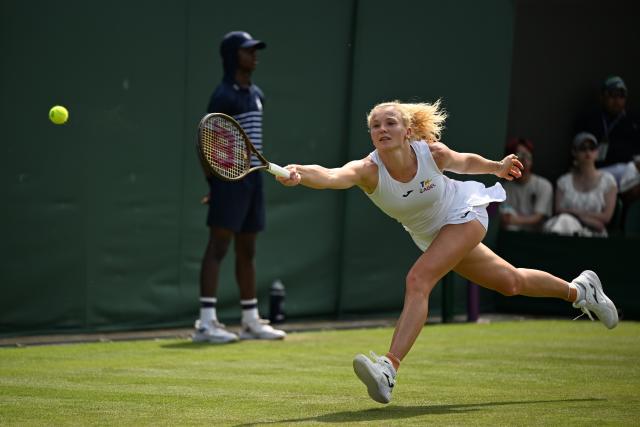 (250702) -- LONDON, July 2, 2025 (Xinhua) -- Katerina Siniakova competes during the women's singles first round match between Zheng Qinwen of China and Katerina Siniakova of the Czech Republic at the Wimbledon Tennis Championships in London, Britain, July 1, 2025. (Xinhua/Zhao Dingzhe)
