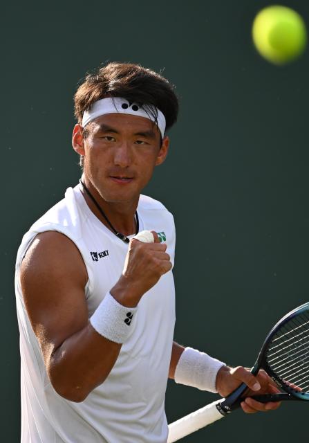 (250702) -- LONDON, July 2, 2025 (Xinhua) -- Bu Yunchaokete celebrates scoring during the men's singles first round match between Bu Yunchaokete of China and Nakashima Brandon of the United States at the Wimbledon Tennis Championships in London, Britain, July 1, 2025. (Xinhua/Zhao Dingzhe)