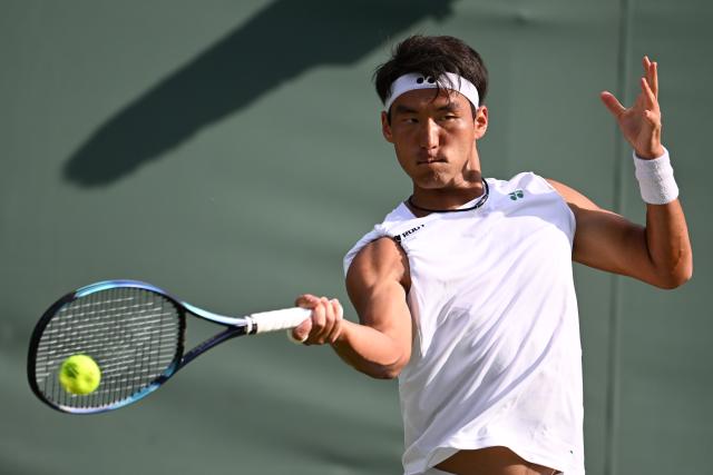 (250702) -- LONDON, July 2, 2025 (Xinhua) -- Bu Yunchaokete hits a return during the men's singles first round match between Bu Yunchaokete of China and Nakashima Brandon of the United States at the Wimbledon Tennis Championships in London, Britain, July 1, 2025. (Xinhua/Zhao Dingzhe)