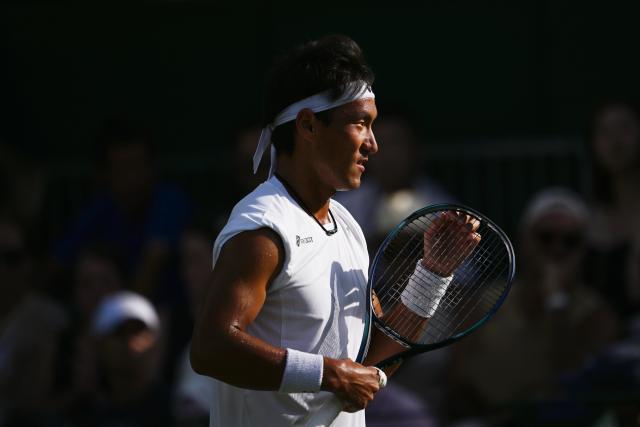 (250702) -- LONDON, July 2, 2025 (Xinhua) -- Bu Yunchaokete reacts during the men's singles first round match between Bu Yunchaokete of China and Nakashima Brandon of the United States at the Wimbledon Tennis Championships in London, Britain, July 1, 2025. (Xinhua/Zhao Dingzhe)
