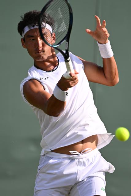 (250702) -- LONDON, July 2, 2025 (Xinhua) -- Bu Yunchaokete competes during the men's singles first round match between Bu Yunchaokete of China and Nakashima Brandon of the United States at the Wimbledon Tennis Championships in London, Britain, July 1, 2025. (Xinhua/Zhao Dingzhe)