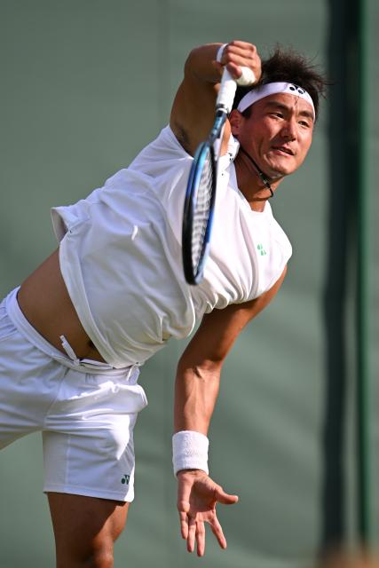 (250702) -- LONDON, July 2, 2025 (Xinhua) -- Bu Yunchaokete competes during the men's singles first round match between Bu Yunchaokete of China and Nakashima Brandon of the United States at the Wimbledon Tennis Championships in London, Britain, July 1, 2025. (Xinhua/Zhao Dingzhe)