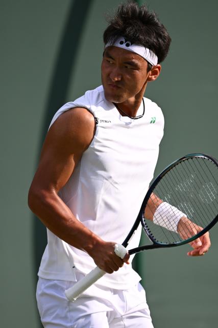 (250702) -- LONDON, July 2, 2025 (Xinhua) -- Bu Yunchaokete reacts during the men's singles first round match between Bu Yunchaokete of China and Nakashima Brandon of the United States at the Wimbledon Tennis Championships in London, Britain, July 1, 2025. (Xinhua/Zhao Dingzhe)