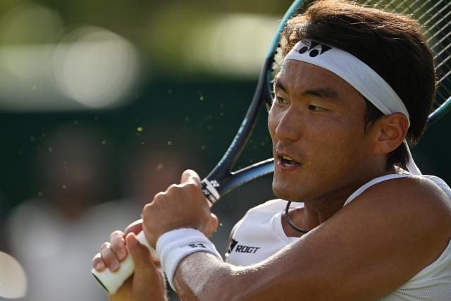 (250702) -- LONDON, July 2, 2025 (Xinhua) -- Bu Yunchaokete competes during the men's singles first round match between Bu Yunchaokete of China and Nakashima Brandon of the United States at the Wimbledon Tennis Championships in London, Britain, July 1, 2025. (Xinhua/Zhao Dingzhe)