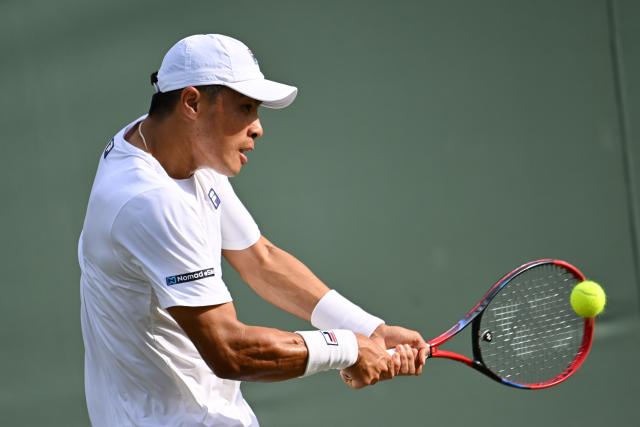 (250702) -- LONDON, July 2, 2025 (Xinhua) -- Nakashima Brandon hits a return during the men's singles first round match between Bu Yunchaokete of China and Nakashima Brandon of the United States at the Wimbledon Tennis Championships in London, Britain, July 1, 2025. (Xinhua/Zhao Dingzhe)