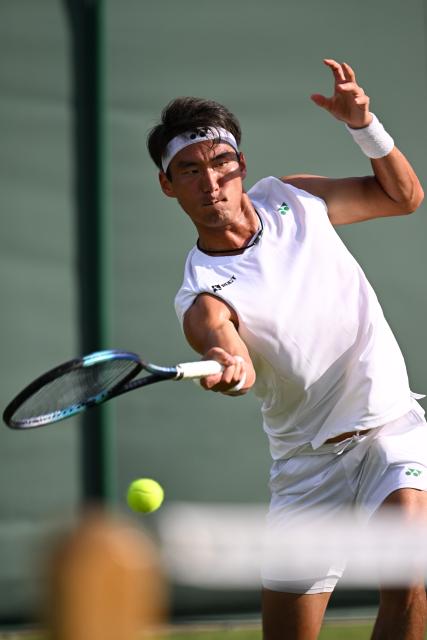 (250702) -- LONDON, July 2, 2025 (Xinhua) -- Bu Yunchaokete hits a return during the men's singles first round match between Bu Yunchaokete of China and Nakashima Brandon of the United States at the Wimbledon Tennis Championships in London, Britain, July 1, 2025. (Xinhua/Zhao Dingzhe)