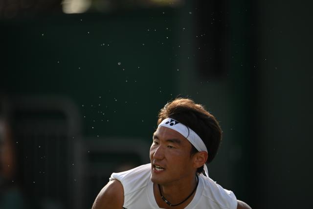 (250702) -- LONDON, July 2, 2025 (Xinhua) -- Bu Yunchaokete reacts during the men's singles first round match between Bu Yunchaokete of China and Nakashima Brandon of the United States at the Wimbledon Tennis Championships in London, Britain, July 1, 2025. (Xinhua/Zhao Dingzhe)