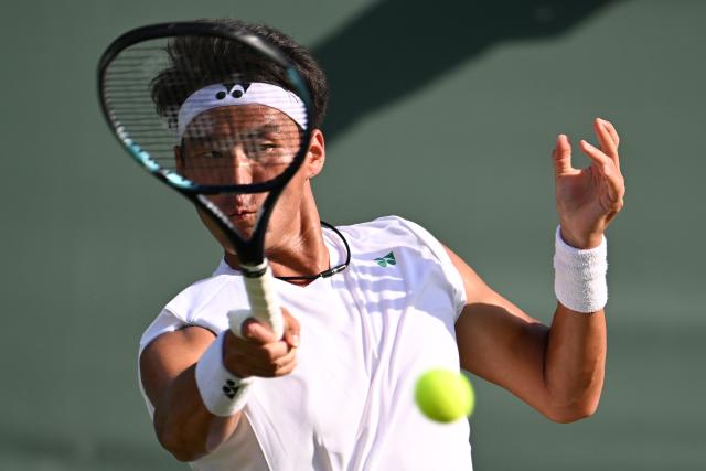 (250702) -- LONDON, July 2, 2025 (Xinhua) -- Bu Yunchaokete competes during the men's singles first round match between Bu Yunchaokete of China and Nakashima Brandon of the United States at the Wimbledon Tennis Championships in London, Britain, July 1, 2025. (Xinhua/Zhao Dingzhe)