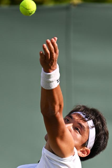 (250702) -- LONDON, July 2, 2025 (Xinhua) -- Bu Yunchaokete serves during the men's singles first round match between Bu Yunchaokete of China and Nakashima Brandon of the United States at the Wimbledon Tennis Championships in London, Britain, July 1, 2025. (Xinhua/Zhao Dingzhe)