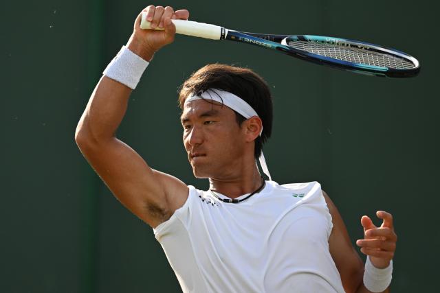 (250702) -- LONDON, July 2, 2025 (Xinhua) -- Bu Yunchaokete reacts during the men's singles first round match between Bu Yunchaokete of China and Nakashima Brandon of the United States at the Wimbledon Tennis Championships in London, Britain, July 1, 2025. (Xinhua/Zhao Dingzhe)