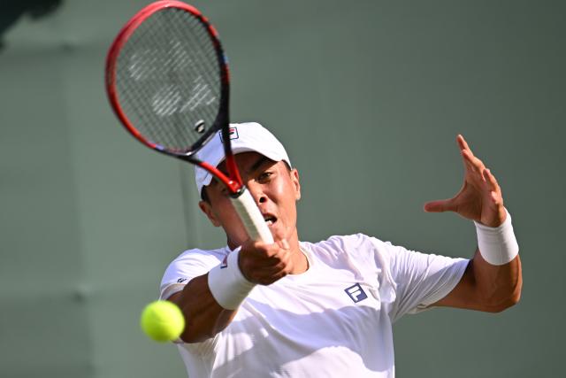 (250702) -- LONDON, July 2, 2025 (Xinhua) -- Nakashima Brandon competes during the men's singles first round match between Bu Yunchaokete of China and Nakashima Brandon of the United States at the Wimbledon Tennis Championships in London, Britain, July 1, 2025. (Xinhua/Zhao Dingzhe)