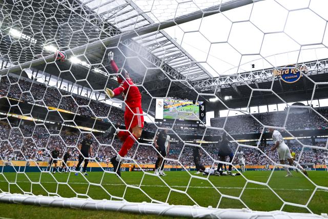 (250702) -- MIAMI, July 2, 2025 (Xinhua) -- Goalkeeper Michele Di Gregorio of Juventus fails to save the goal by Gonzalo Garcia of Real Madrid during the round of 16 match between Spain's Real Madrid and Italy's Juventus FC at the FIFA Club World Cup 2025 at the Hard Rock Stadium, Miami, Florida, the United States, July 1, 2025. (Xinhua/Xu Chang)