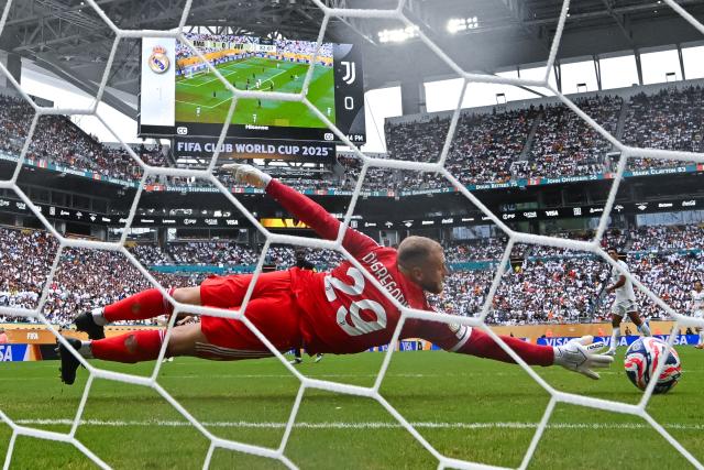 (250702) -- MIAMI, July 2, 2025 (Xinhua) -- Goalkeeper Michele Di Gregorio of Juventus saves the ball during the round of 16 match between Spain's Real Madrid and Italy's Juventus FC at the FIFA Club World Cup 2025 at the Hard Rock Stadium, Miami, Florida, the United States, July 1, 2025. (Xinhua/Xu Chang)