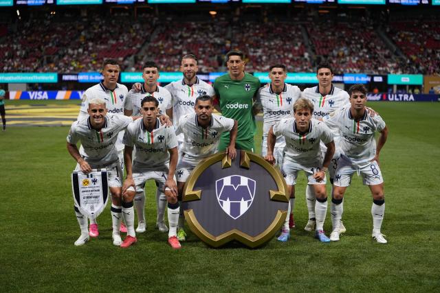 (250702) -- ATLANTA, July 2, 2025 (Xinhua) -- Starting players of CF Monterrey pose for photos before the round of 16 match between Borussia Dortmund of Germany and CF Monterrey of Mexico at the FIFA Club World Cup 2025 at the Mercedes-Benz Stadium, Atlanta, Georgia, the United States, July 1, 2025. (Xinhua/Huang Zongzhi)
