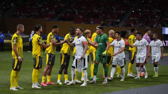 (250702) -- ATLANTA, July 2, 2025 (Xinhua) -- Players of both sides greet each other before the round of 16 match between Borussia Dortmund of Germany and CF Monterrey of Mexico at the FIFA Club World Cup 2025 at the Mercedes-Benz Stadium, Atlanta, Georgia, the United States, July 1, 2025. (Xinhua/Huang Zongzhi)