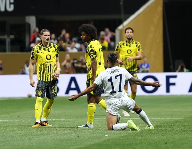 (250702) -- ATLANTA, July 2, 2025 (Xinhua) -- CF Monterrey's Jesus Corona (Bottom) gestures to Borussia Dortmund's Karim Adeyemi (2nd L) during the round of 16 match between Borussia Dortmund of Germany and CF Monterrey of Mexico at the FIFA Club World Cup 2025 at the Mercedes-Benz Stadium, Atlanta, Georgia, the United States, July 1, 2025. (Xinhua/Li Ming)