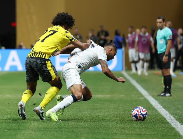 (250702) -- ATLANTA, July 2, 2025 (Xinhua) -- Borussia Dortmund's Karim Adeyemi (L) defends CF Monterrey's Jesus Corona during the round of 16 match between Borussia Dortmund of Germany and CF Monterrey of Mexico at the FIFA Club World Cup 2025 at the Mercedes-Benz Stadium, Atlanta, Georgia, the United States, July 1, 2025. (Xinhua/Li Ming)