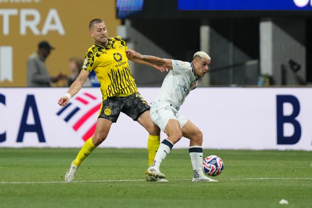 (250702) -- ATLANTA, July 2, 2025 (Xinhua) -- Borussia Dortmund's Waldemar Anton (L) vies with CF Monterrey's German Berterame during the round of 16 match between Borussia Dortmund of Germany and CF Monterrey of Mexico at the FIFA Club World Cup 2025 at the Mercedes-Benz Stadium, Atlanta, Georgia, the United States, July 1, 2025. (Xinhua/Huang Zongzhi)