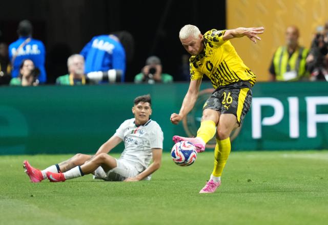 (250702) -- ATLANTA, July 2, 2025 (Xinhua) -- Borussia Dortmund's Julian Ryerson (R) passes the ball during the round of 16 match between Borussia Dortmund of Germany and CF Monterrey of Mexico at the FIFA Club World Cup 2025 at the Mercedes-Benz Stadium, Atlanta, Georgia, the United States, July 1, 2025. (Xinhua/Huang Zongzhi)