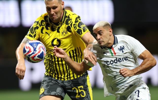 (250702) -- ATLANTA, July 2, 2025 (Xinhua) -- Borussia Dortmund's Niklas Suele (L) vies with Monterrey's German Berterame during the round of 16 match between Borussia Dortmund of Germany and CF Monterrey of Mexico at the FIFA Club World Cup 2025 at the Mercedes-Benz Stadium, Atlanta, Georgia, the United States, July 1, 2025. (Xinhua/Li Ming)