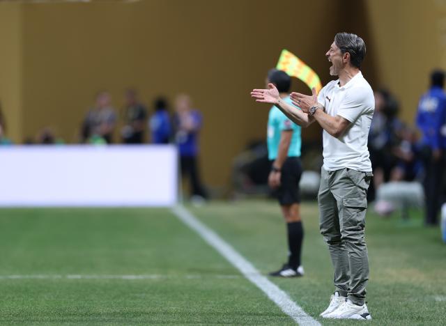 (250702) -- ATLANTA, July 2, 2025 (Xinhua) -- Niko Kovac, Borussia Dortmund's head coach, gives instructions during the round of 16 match between Borussia Dortmund of Germany and CF Monterrey of Mexico at the FIFA Club World Cup 2025 at the Mercedes-Benz Stadium, Atlanta, Georgia, the United States, July 1, 2025. (Xinhua/Li Ming)