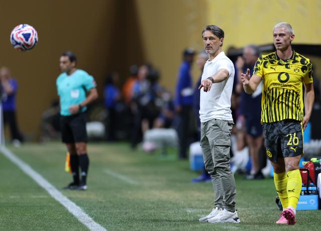 (250702) -- ATLANTA, July 2, 2025 (Xinhua) -- Niko Kovac (2nd R), Borussia Dortmund's head coach, gestures during the round of 16 match between Borussia Dortmund of Germany and CF Monterrey of Mexico at the FIFA Club World Cup 2025 at the Mercedes-Benz Stadium, Atlanta, Georgia, the United States, July 1, 2025. (Xinhua/Li Ming)