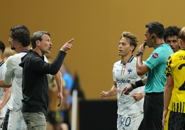 (250702) -- ATLANTA, July 2, 2025 (Xinhua) -- Niko Kovac (3rd L), Borussia Dortmund's head coach, speaks to referee Facundo Tello during the round of 16 match between Borussia Dortmund of Germany and CF Monterrey of Mexico at the FIFA Club World Cup 2025 at the Mercedes-Benz Stadium, Atlanta, Georgia, the United States, July 1, 2025. (Xinhua/Huang Zongzhi)
