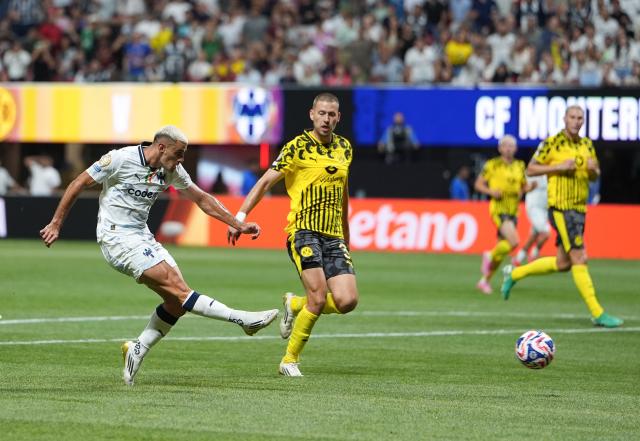 (250702) -- ATLANTA, July 2, 2025 (Xinhua) -- CF Monterrey's German Berterame (L) shoots during the round of 16 match between Borussia Dortmund of Germany and CF Monterrey of Mexico at the FIFA Club World Cup 2025 at the Mercedes-Benz Stadium, Atlanta, Georgia, the United States, July 1, 2025. (Xinhua/Huang Zongzhi)