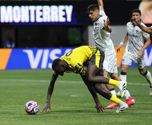 (250702) -- ATLANTA, July 2, 2025 (Xinhua) -- Borussia Dortmund's Serhou Guirassy (L) falls down during the round of 16 match between Borussia Dortmund of Germany and CF Monterrey of Mexico at the FIFA Club World Cup 2025 at the Mercedes-Benz Stadium, Atlanta, Georgia, the United States, July 1, 2025. (Xinhua/Li Ming)