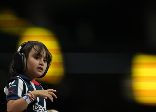 (250702) -- ATLANTA, July 2, 2025 (Xinhua) -- A little girl reacts in the stands during the round of 16 match between Borussia Dortmund of Germany and CF Monterrey of Mexico at the FIFA Club World Cup 2025 at the Mercedes-Benz Stadium, Atlanta, Georgia, the United States, July 1, 2025. (Xinhua/Huang Zongzhi)
