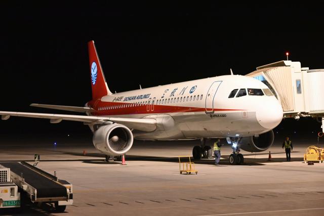 (250702) -- DUNHUANG, July 2, 2025 (Xinhua) -- The inaugural direct flight from Chongqing to Dunhuang, operated by Sichuan Airlines, lands at Dunhuang Mogao International Airport in Dunhuang, northwest China's Gansu Province, July 1, 2025.
  The three new flight routes were launched here on Tuesday. (Photo by Zhang Xiaoliang/Xinhua)