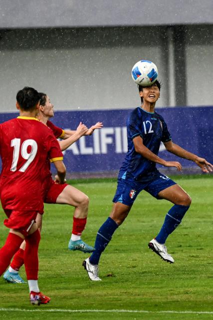 (250702) -- TANGERANG, July 2, 2025 (Xinhua) -- Pu Hsin-Hui (R) of Chinese Taipei competes during the AFC Women's Asian Cup 2026 Qualifiers Group D football match between Kyrgyzstan and Chinese Taipei in Tangerang, Indonesia, July 2, 2025. (Xinhua/Agung Kuncahya B.)