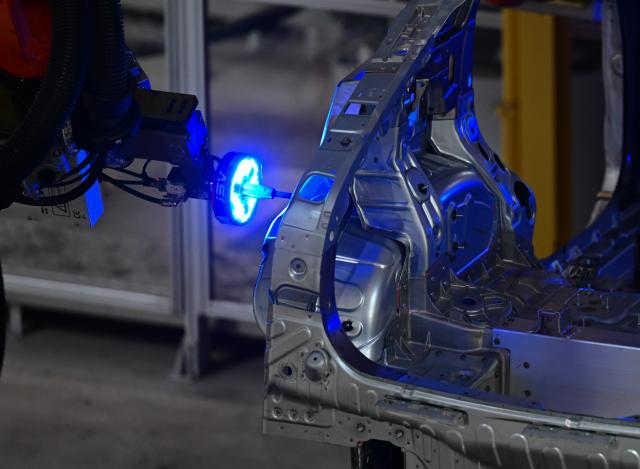 (250702) -- HEFEI, July 2, 2025 (Xinhua) -- This photo shows a production line of the NIO Second Advanced Manufacturing Base in Hefei, east China's Anhui Province, July 1, 2025.
  The city of Hefei is making big strides in the new energy vehicle (NEV) industry. In 2024, the city's NEV output exceeded 1.37 million units, with the total value of its industrial chain hitting 260 billion yuan (about 36.28 billion U.S. dollars). (Xinhua/Zhou Mu)