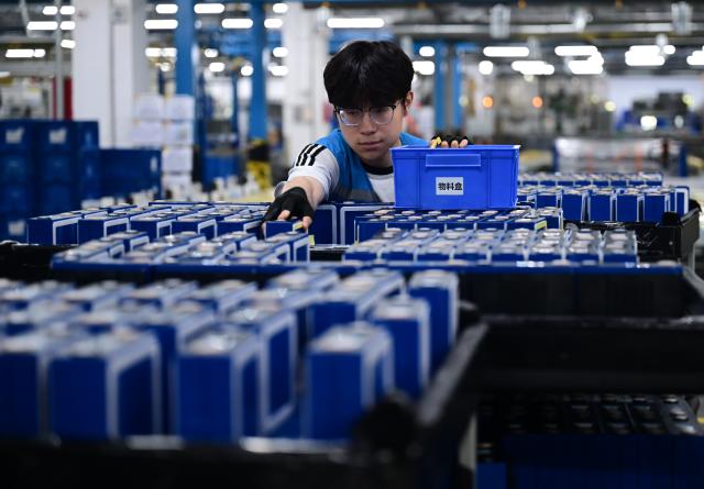 (250702) -- HEFEI, July 2, 2025 (Xinhua) -- This photo shows a battery pack production line of Octillion Energy Holdings, Inc. in Hefei, east China's Anhui Province, June 30, 2025.
  The city of Hefei is making big strides in the new energy vehicle (NEV) industry. In 2024, the city's NEV output exceeded 1.37 million units, with the total value of its industrial chain hitting 260 billion yuan (about 36.28 billion U.S. dollars). (Xinhua/Zhou Mu)